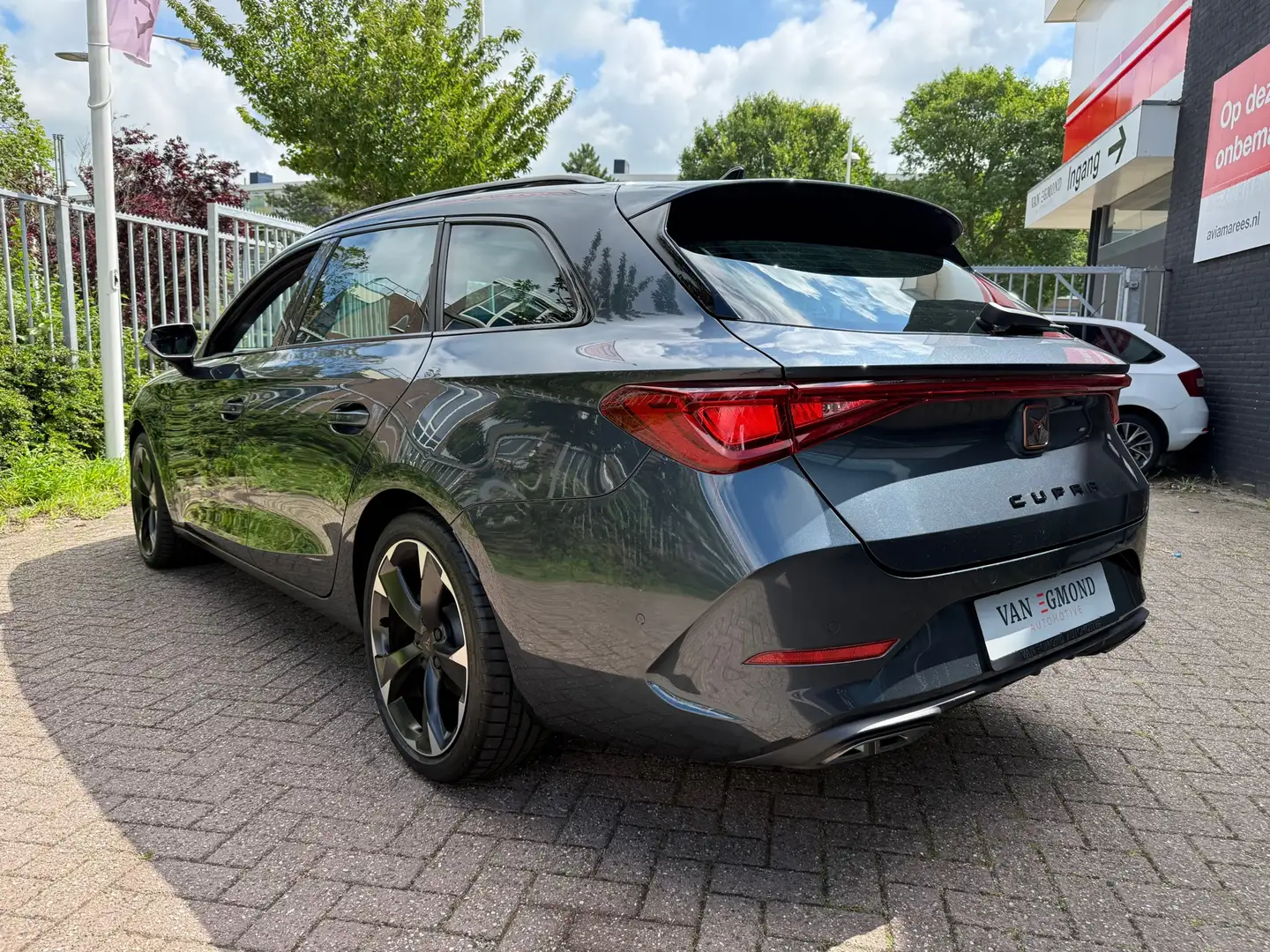 CUPRA Leon Sportstourer 1.5 eTSI Business Edition Plus Grijs - 2