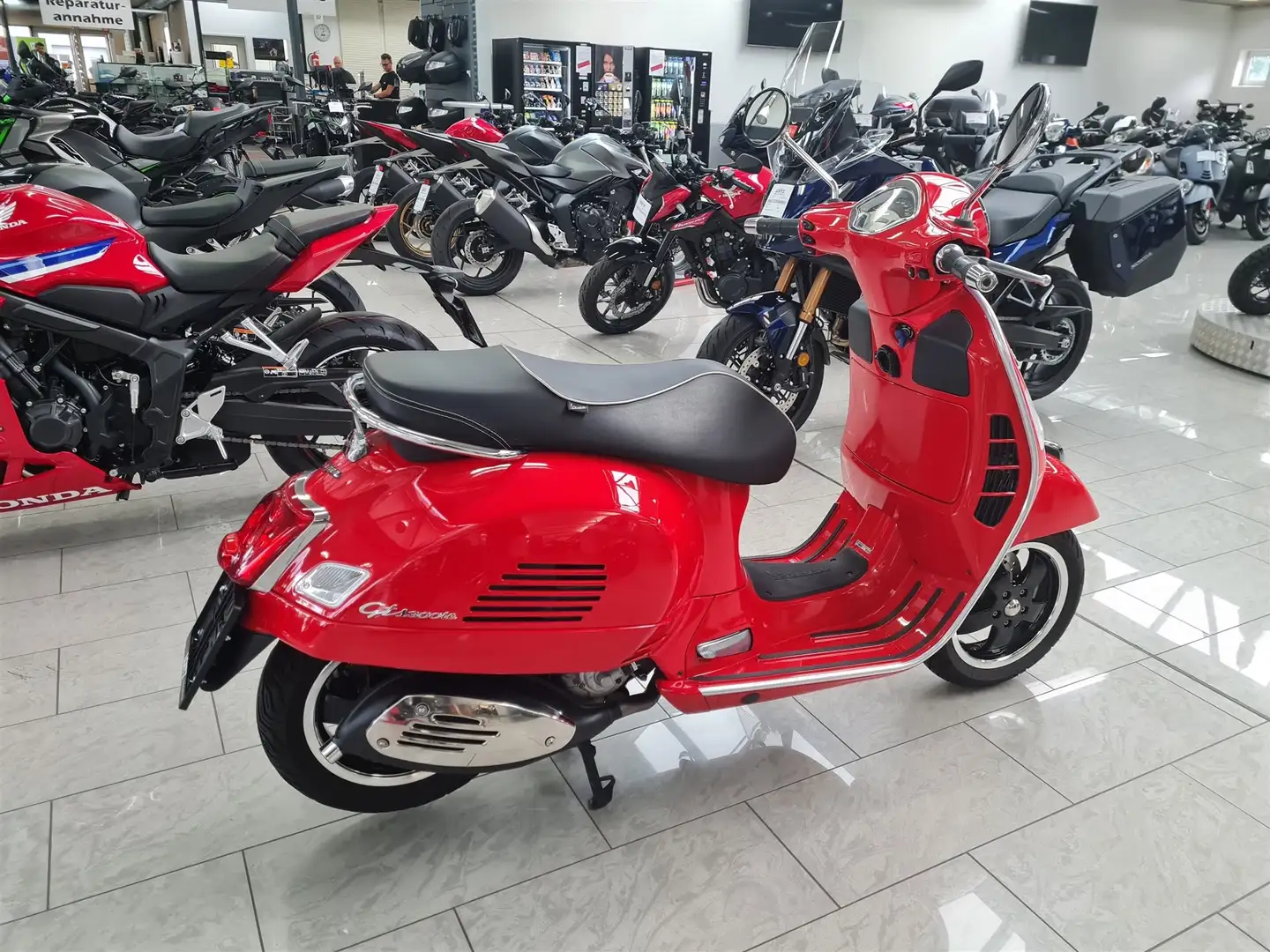 Vespa GTS 300 Rot - 2