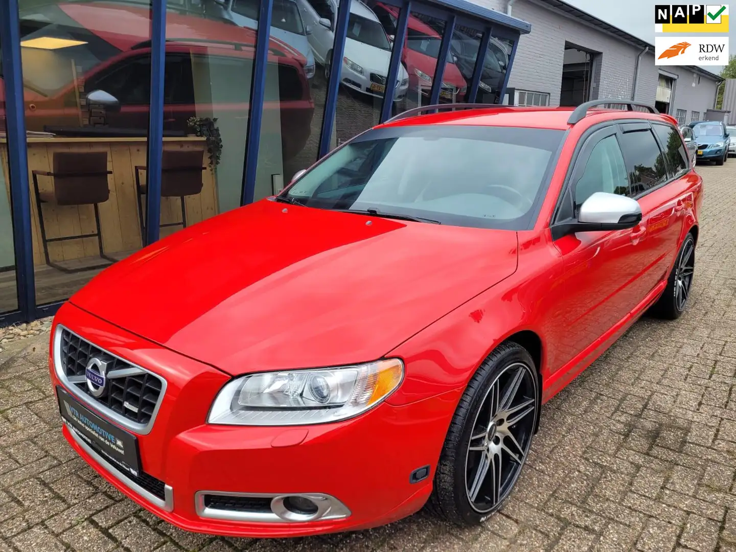 Volvo V70 2.5FT R-Design 230PK LEER / XENON / 19'' VELGEN Rood - 1