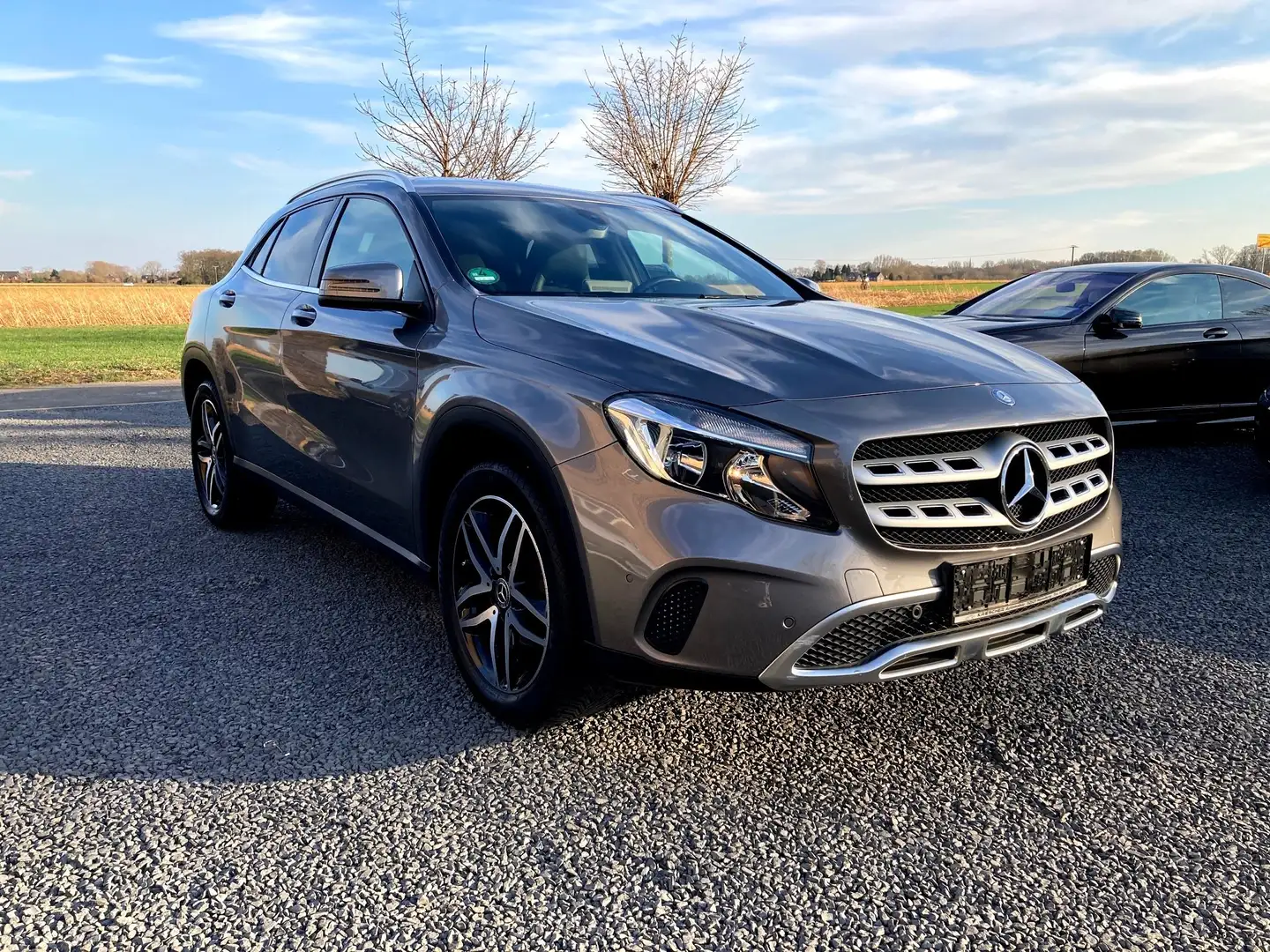 Mercedes-Benz GLA 200 GLA 200 // Automatik // akt. Parkassistent // NAVI Grau - 1