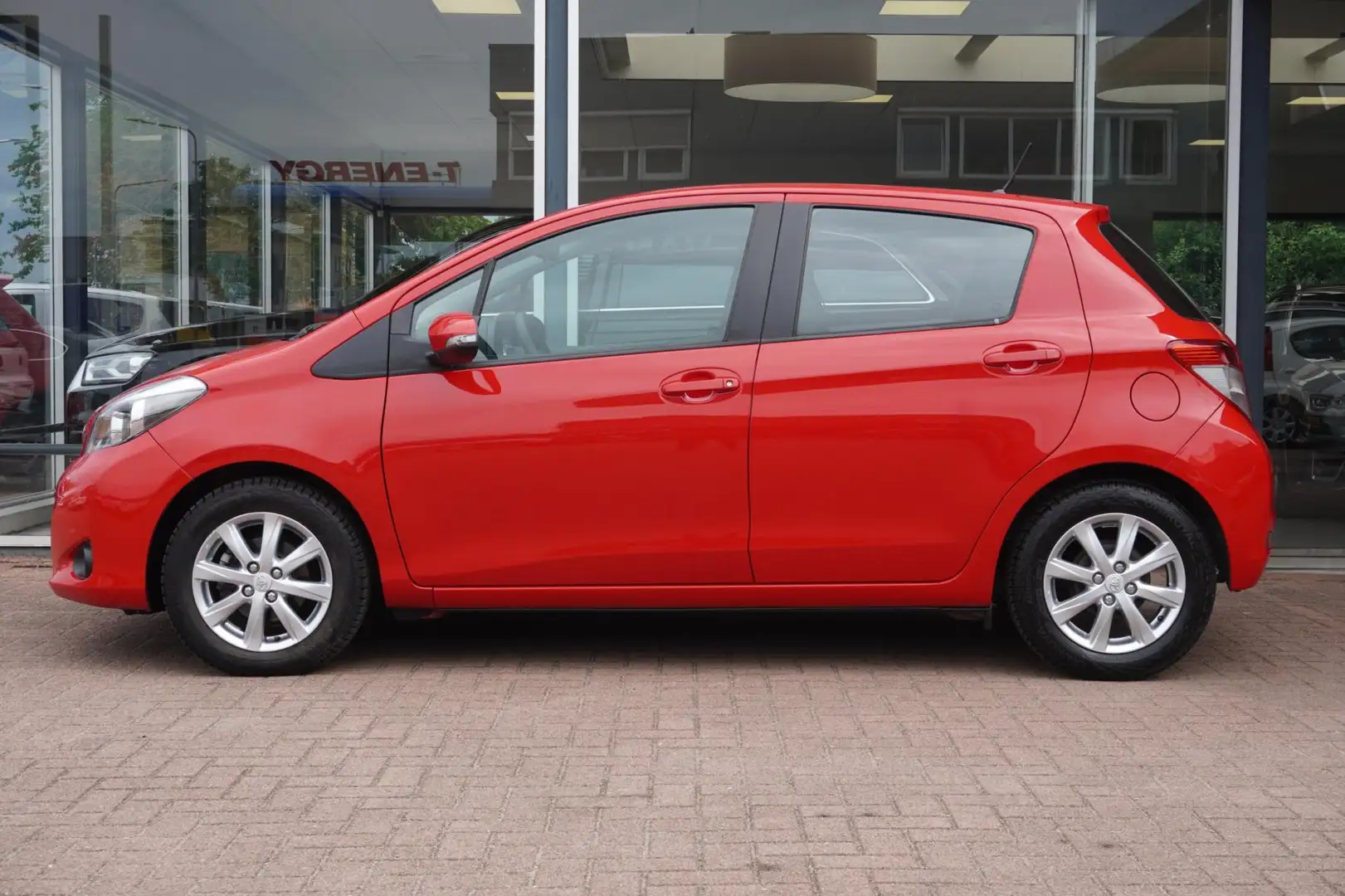 Toyota Yaris 1.0 VVT-i Comfort 5deurs | Airco | Elek. Pakket | Rood - 2