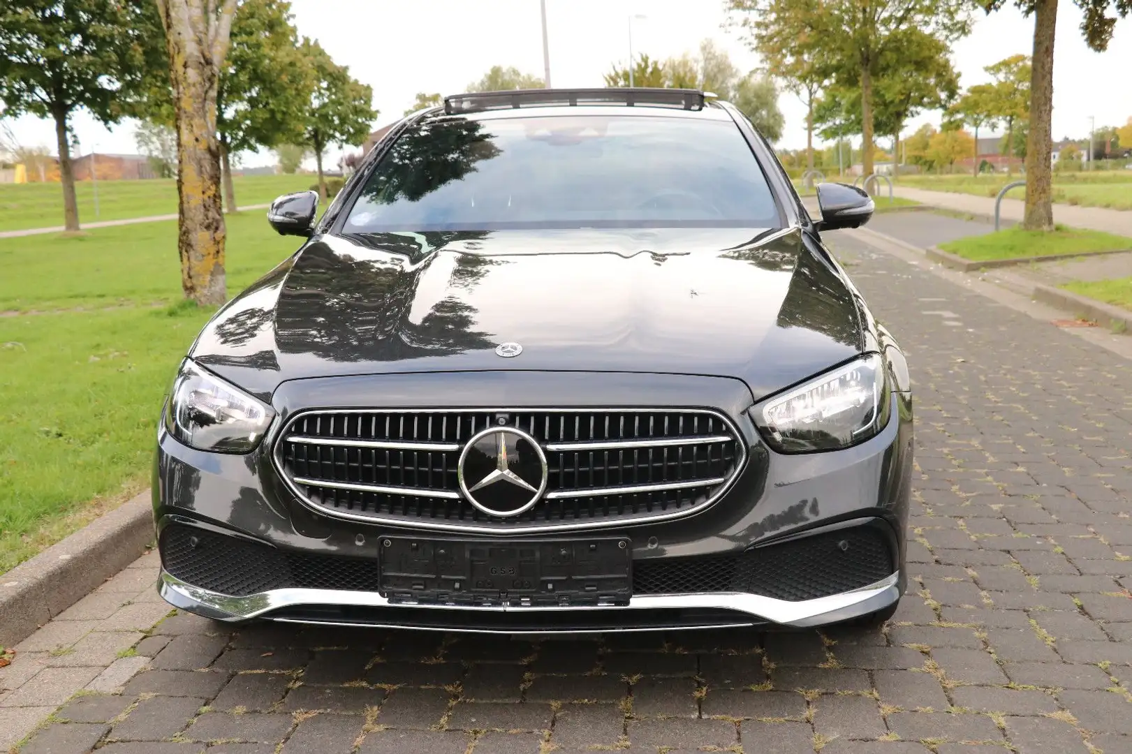 Mercedes-Benz E 300 E300e Avantgarde *DISTR*LEDER*360K*PANO*BURM*AHK Gris - 2