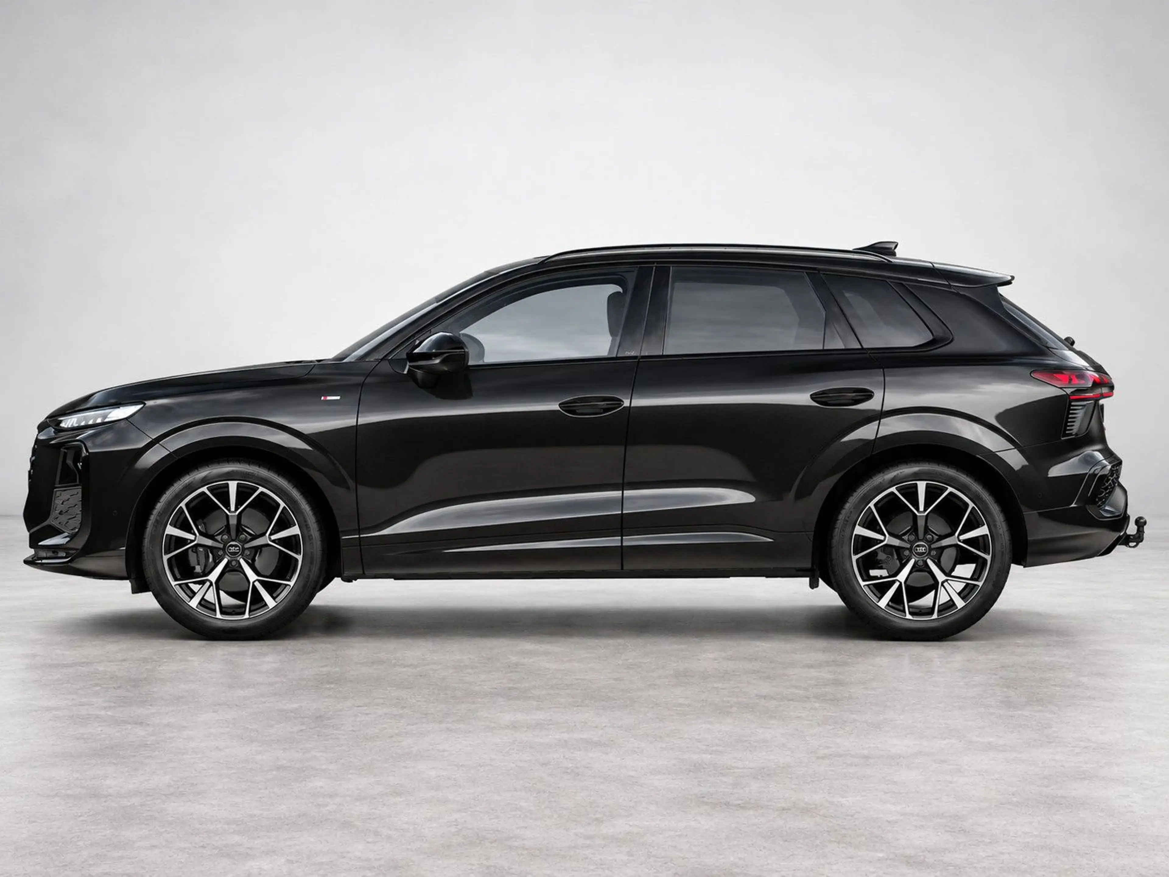 Audi Q3 TFSI quattro S line Pano AHK Standheiz OLED — photo 2