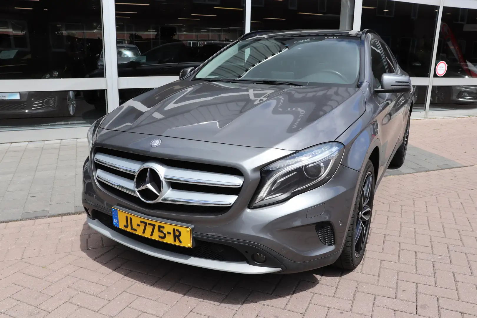 Mercedes-Benz GLA 250 Ambition. Panoramadak, Wegklapbare trekhaak. 19"lm Grijs - 2