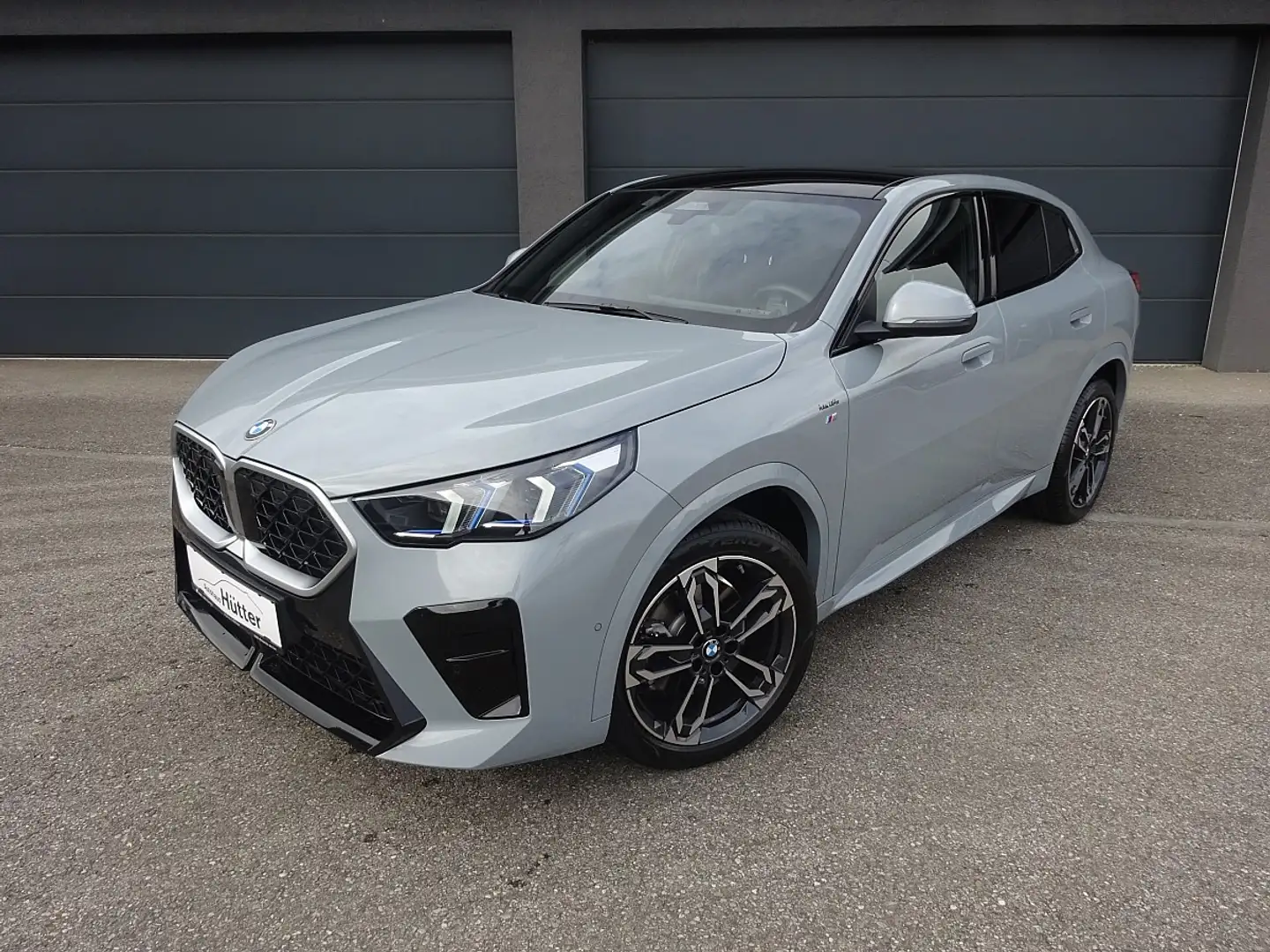 BMW X2 sDrive20i, MSport, AHK, PANO, Keyless, Adaptive... Grau - 1