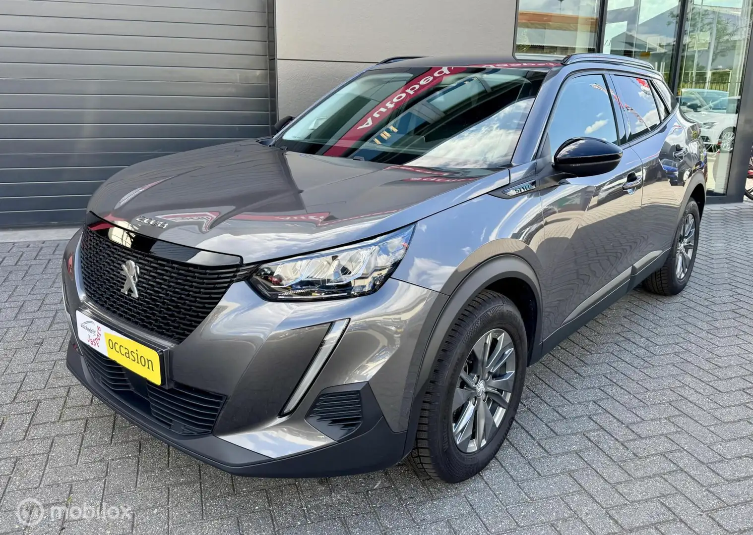 Peugeot 2008 1.2 PureTech Style Grau - 2