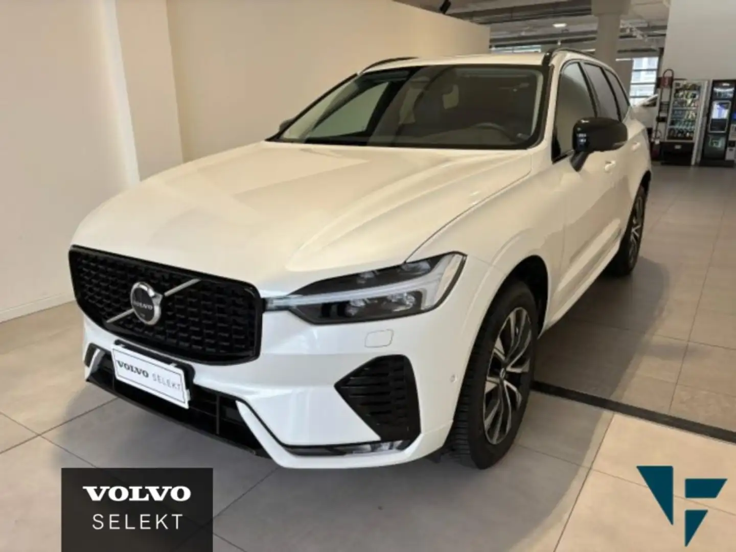 Volvo XC60 B4 automatico Plus Dark Bianco - 2
