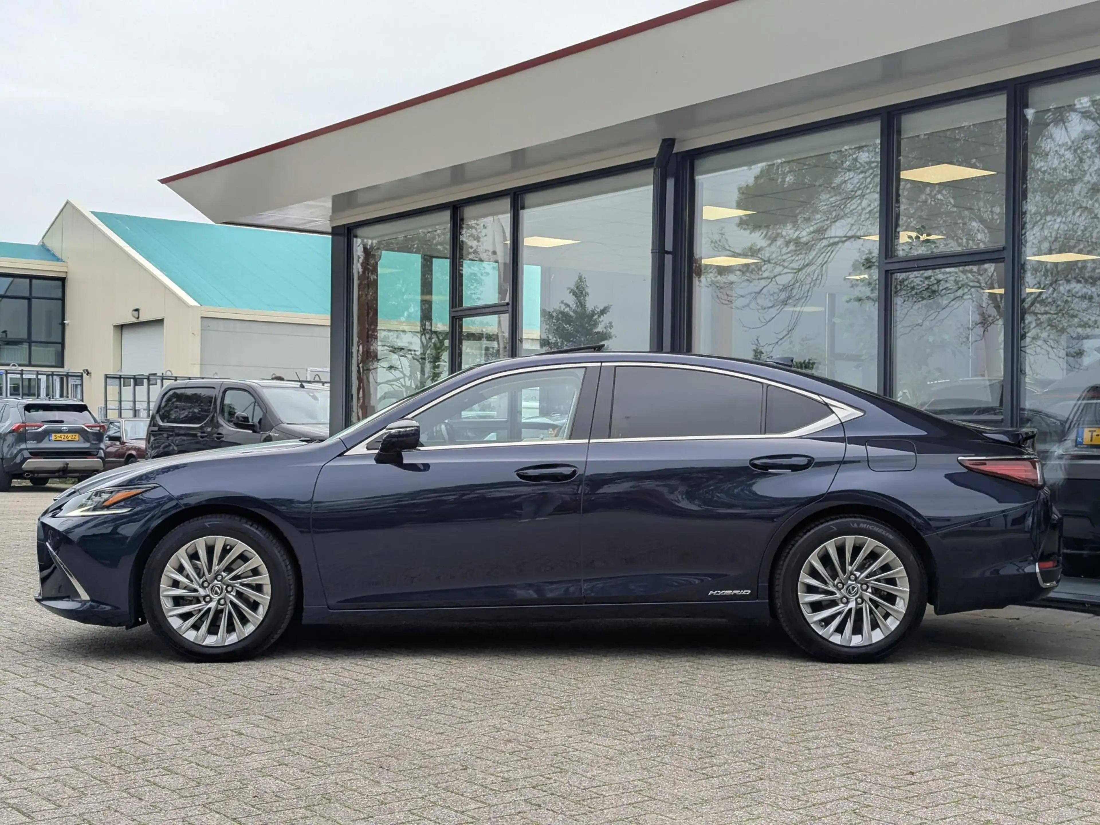 Lexus ES 300 300h President Line | Schuif- kanteldak | Mark Lev — photo 10