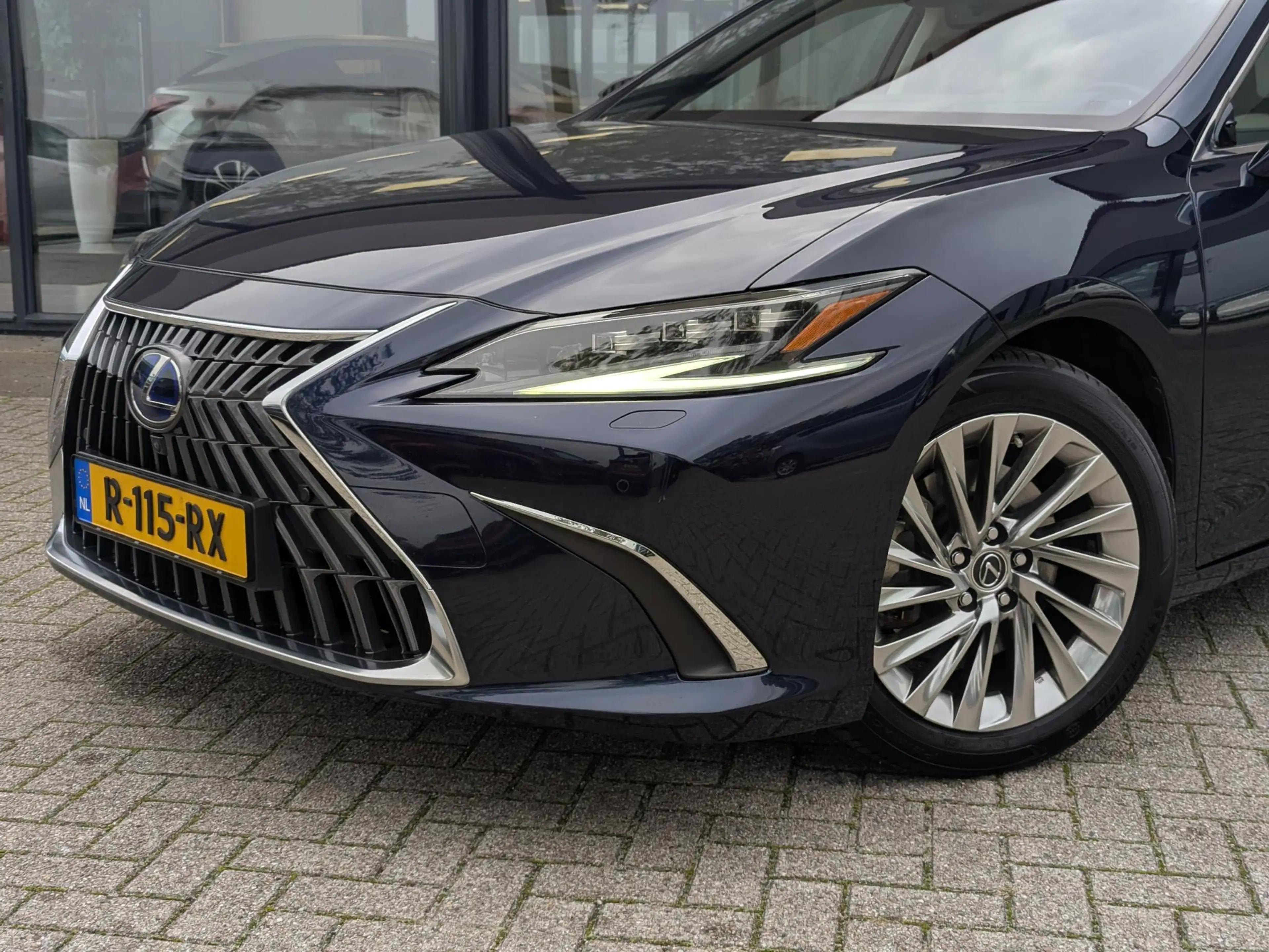 Lexus ES 300 300h President Line | Schuif- kanteldak | Mark Lev — photo 7