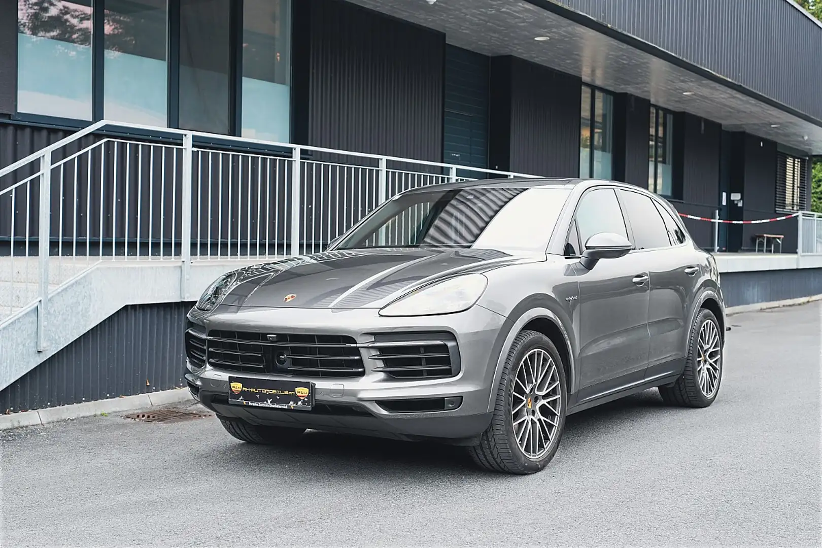 Porsche Cayenne III E-Hybrid PHEV 17,9 kWh Aut., Matrix LED, To... Grau - 2