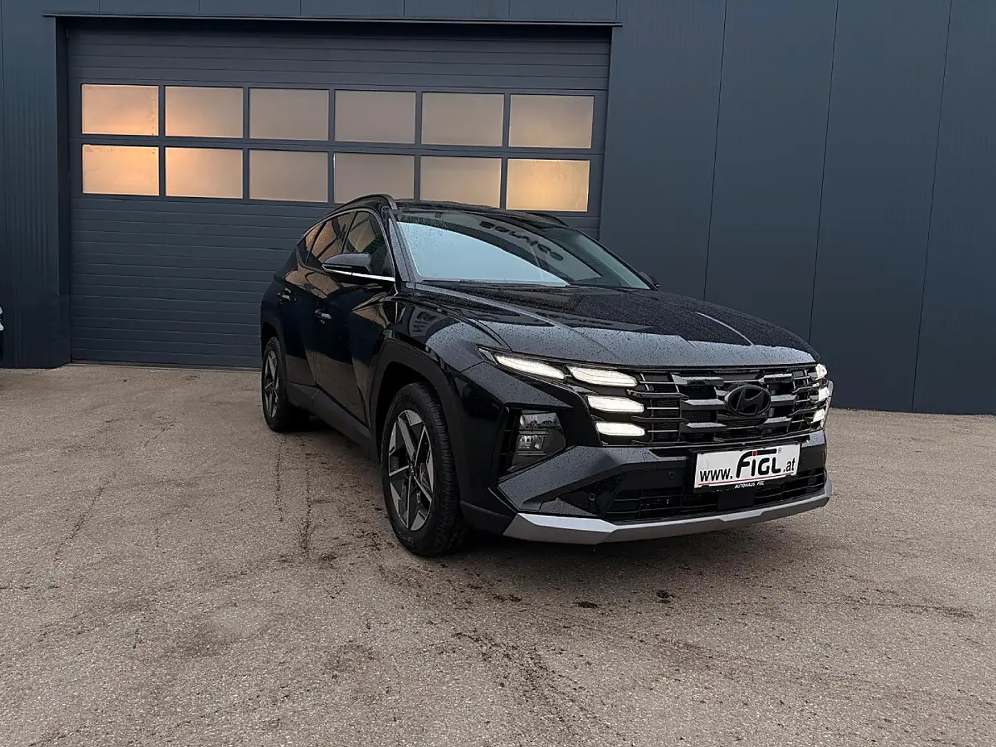 Hyundai TUCSON Tucson 1,6 T-GDI 2WD Go DCT Schwarz - 1