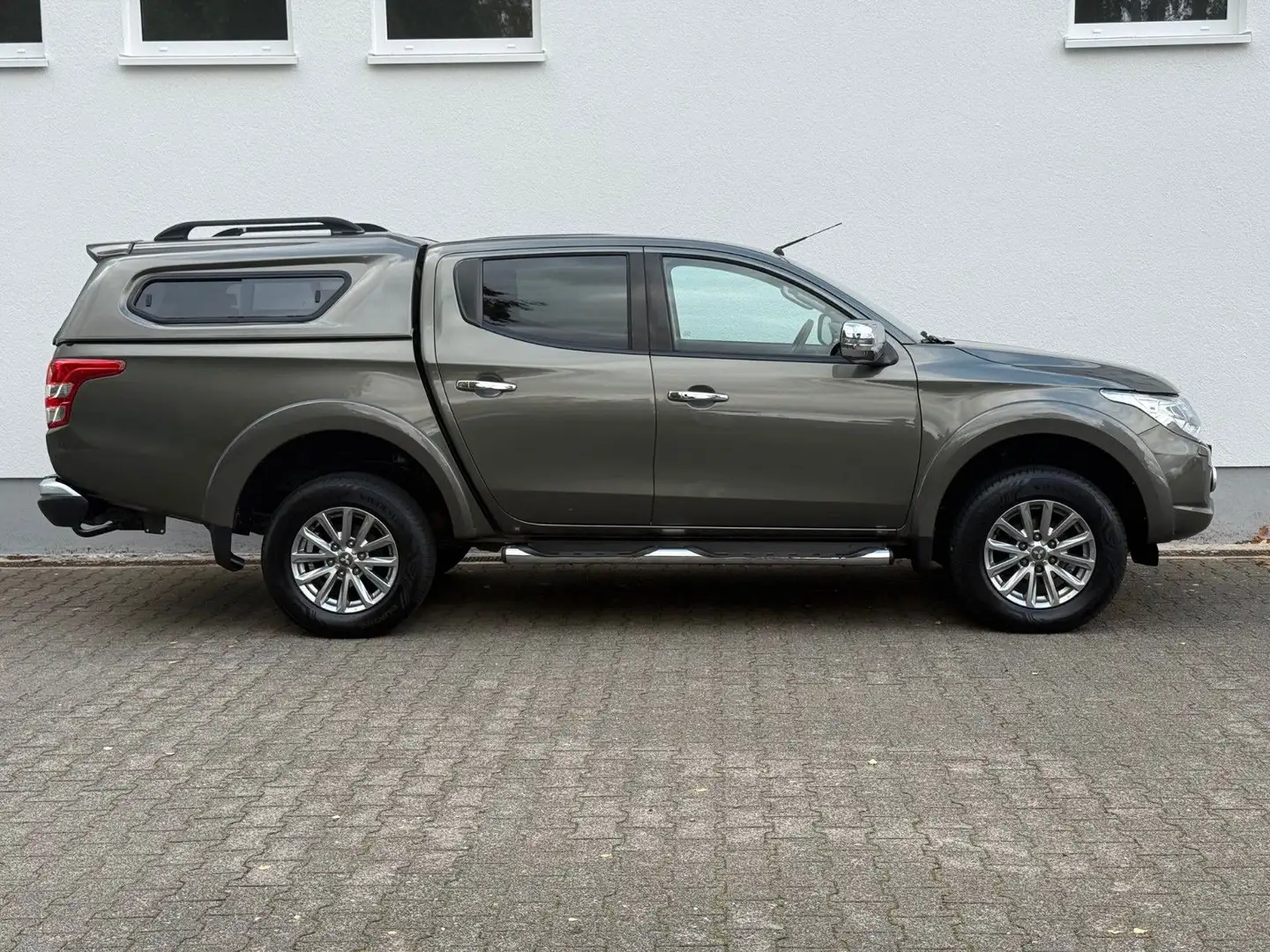 Mitsubishi L200 Top Doppelkabine 4WD, Navi, AHZV, LM-Räder Grün - 2