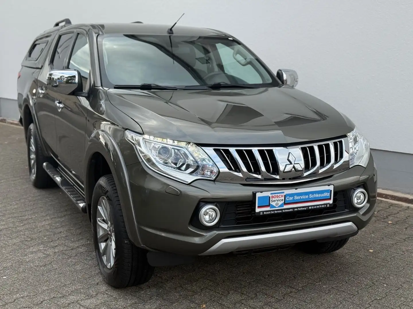 Mitsubishi L200 Top Doppelkabine 4WD, Navi, AHZV, LM-Räder Grün - 1