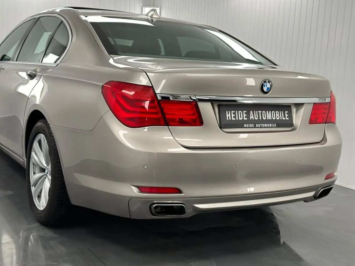 BMW 750 750i xDrive Béžová - 2