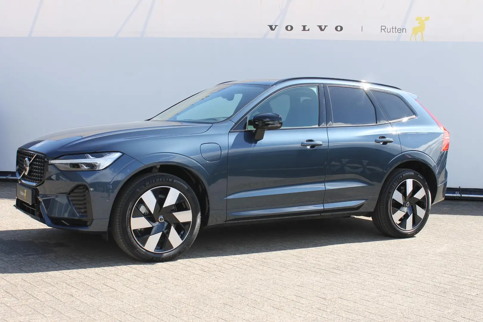 Volvo XC60 T8 Plug-in hybrid AWD Plus Dark Long Range / Panor Blau - 2