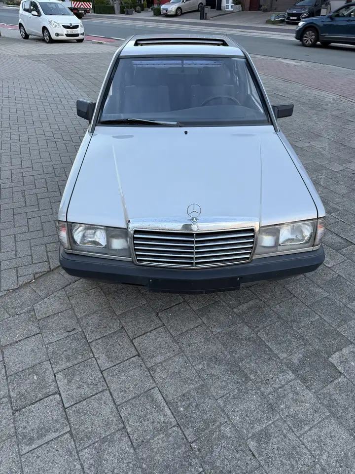 Mercedes-Benz 190E, foto 2