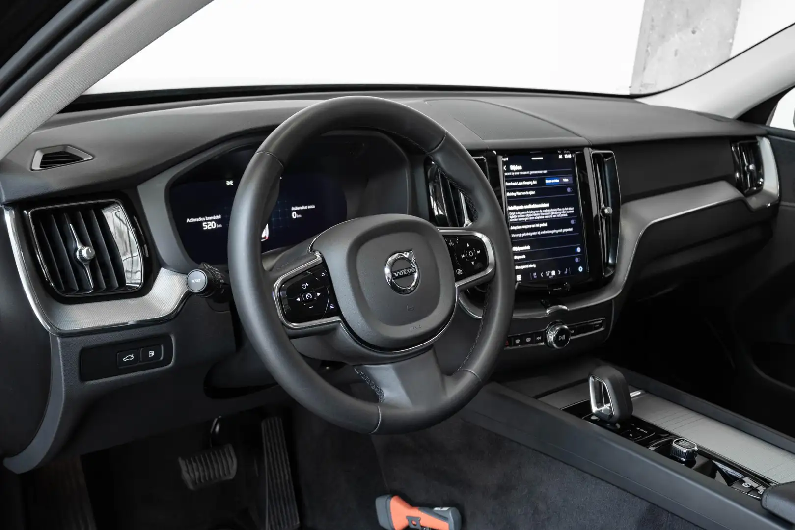 Volvo XC60 T6 Automaat AWD Plus Dark | Semi-Elektrische Inkla Zwart - 2
