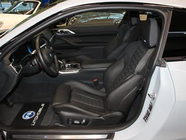 BMW M4 view 11