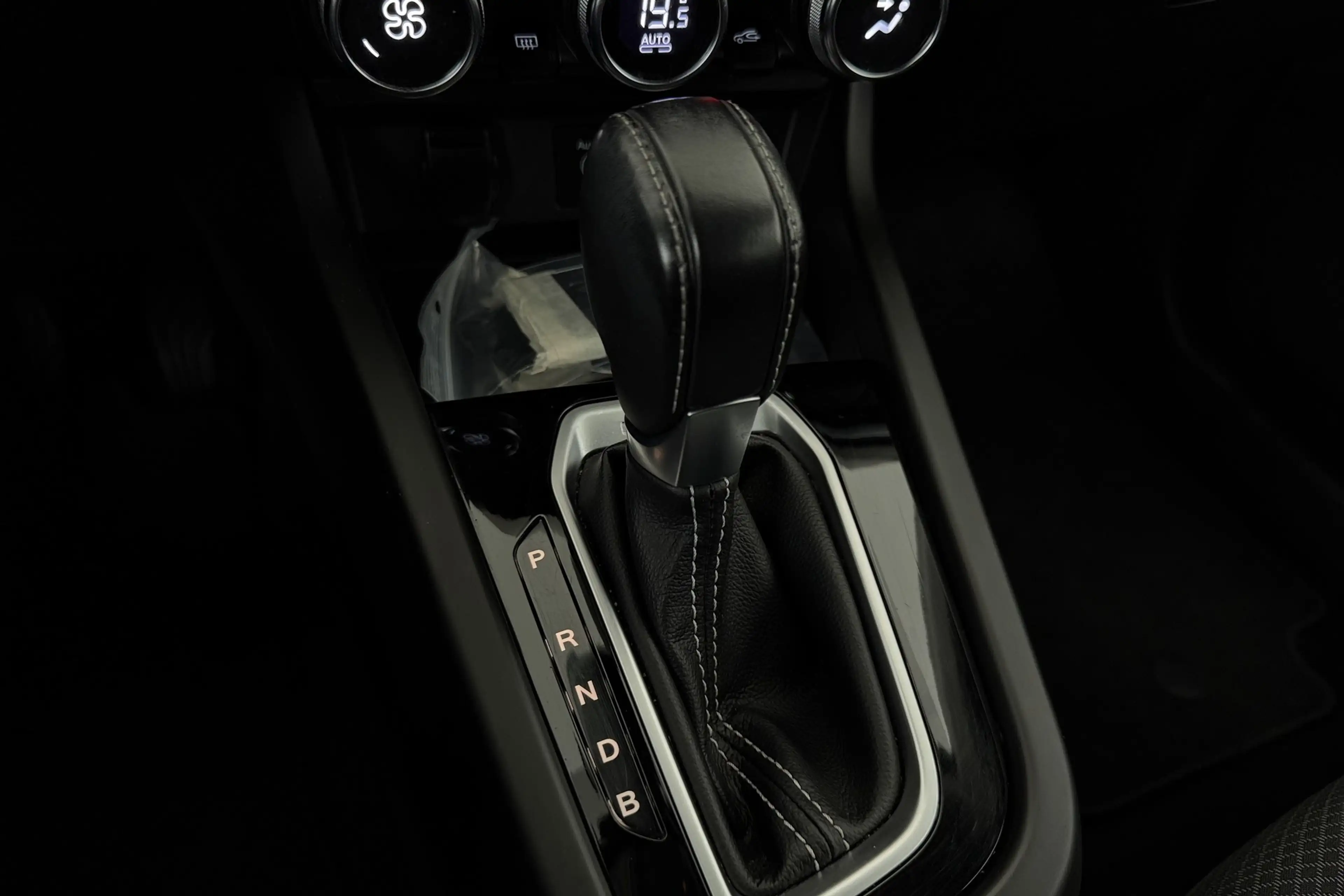 Renault Arkana INTENS 1.6 E-TECH + A/T + GPS + HALF/LEDER + CAMER — photo 12