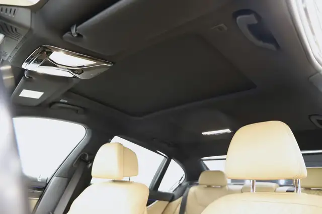 BMW 7 Series view 11