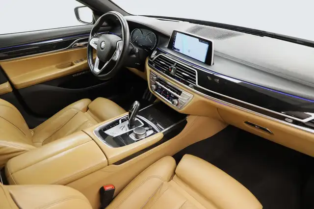 BMW 7 Series view 14