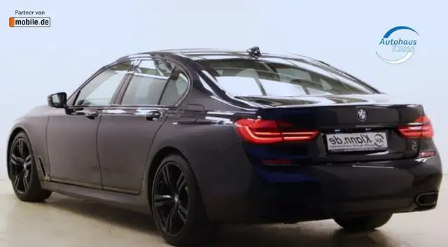 BMW 7 Series view 4