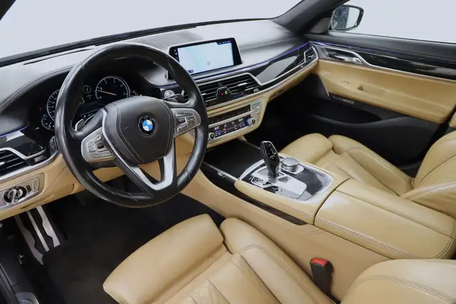 BMW 7 Series view 12