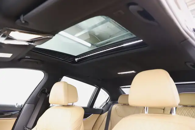 BMW 7 Series view 10