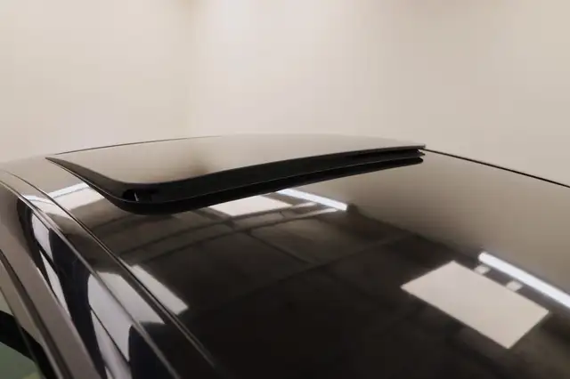 BMW 7 Series view 9