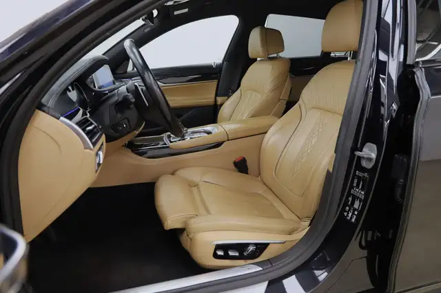 BMW 7 Series view 13