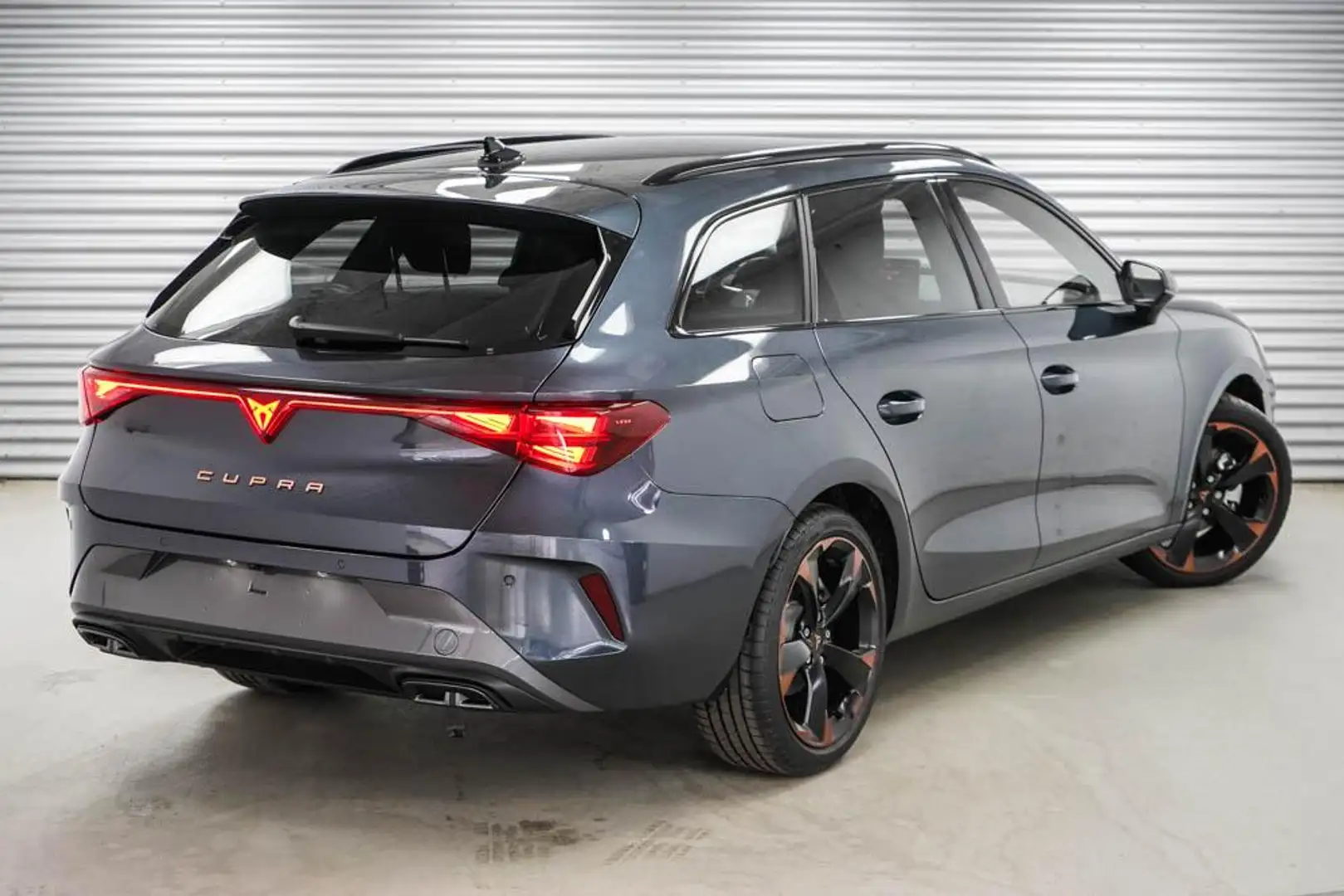 CUPRA Leon Sportstourer ST 1,5 eTSI DSG Kombi - LAGER 110 ... Šedá - 2