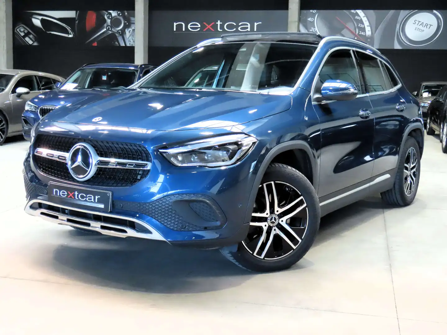 Mercedes-Benz GLA 200 Luxury 8GTRONIC *CUIR-LED-PANO-NAVI-CAMERA-PARK* Bleu - 1