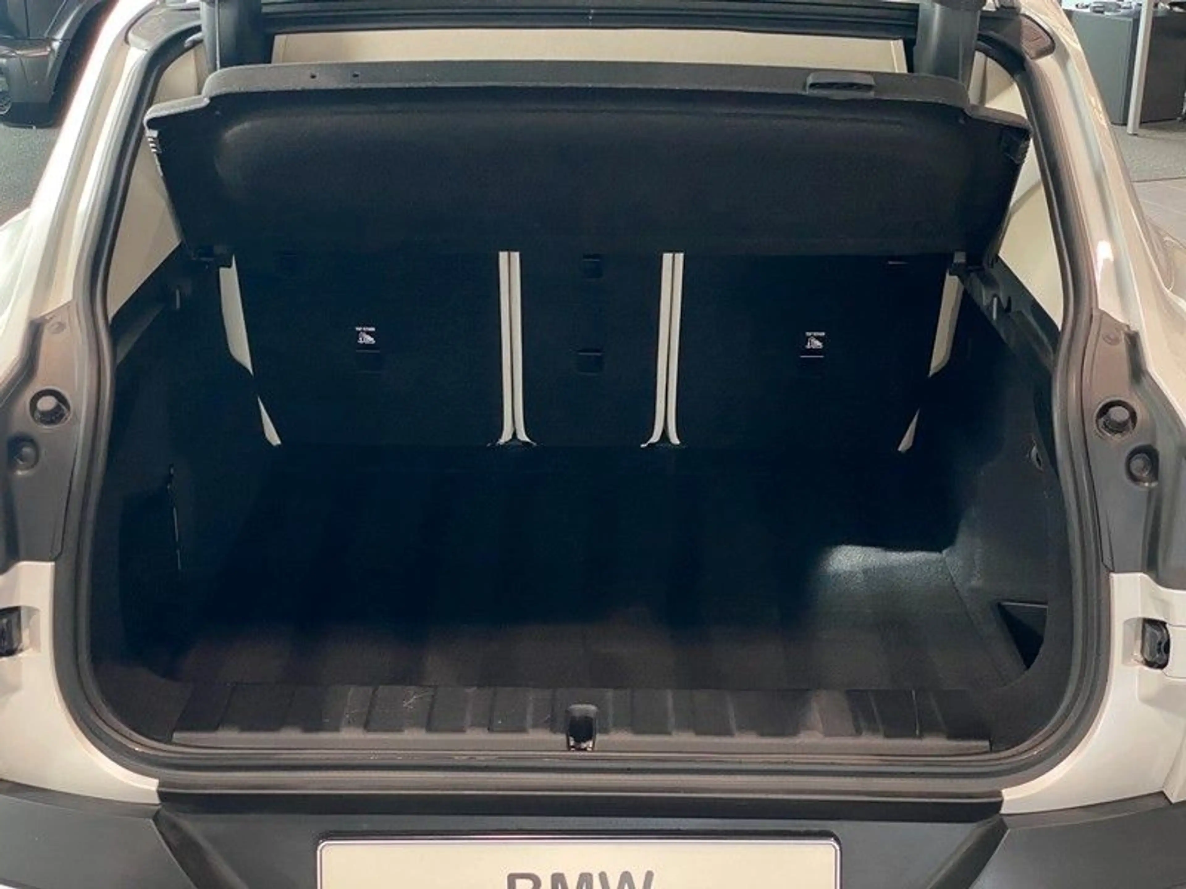 BMW iX2 xDrive30 InnovP Memory Pano H&K ACC AHK 360° — photo 27
