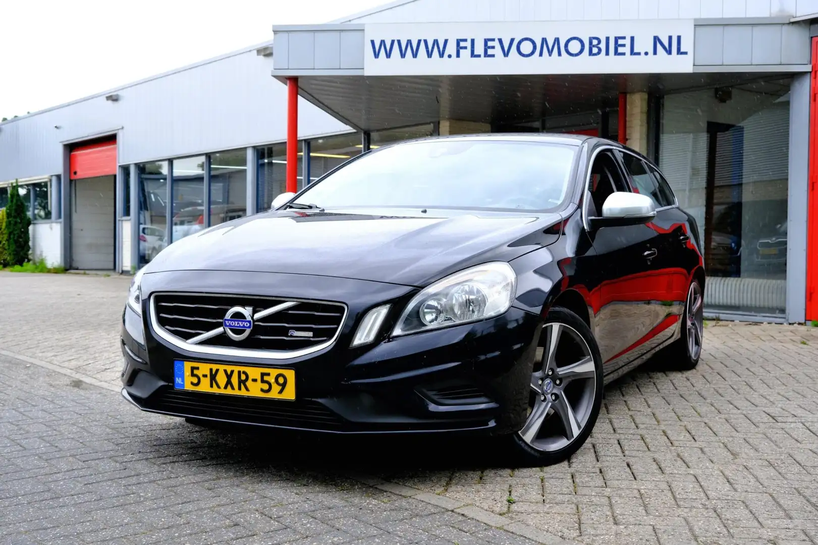Volvo V60 1.6 T3 150pk R-Design Černá - 1