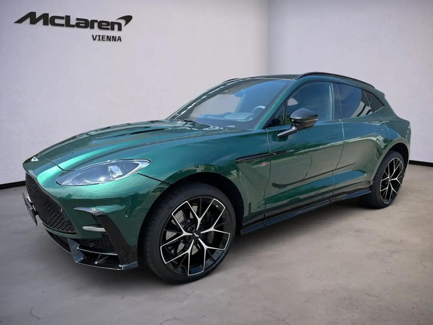 Aston Martin DBX S / Malachite Green / B&W Grün - 1