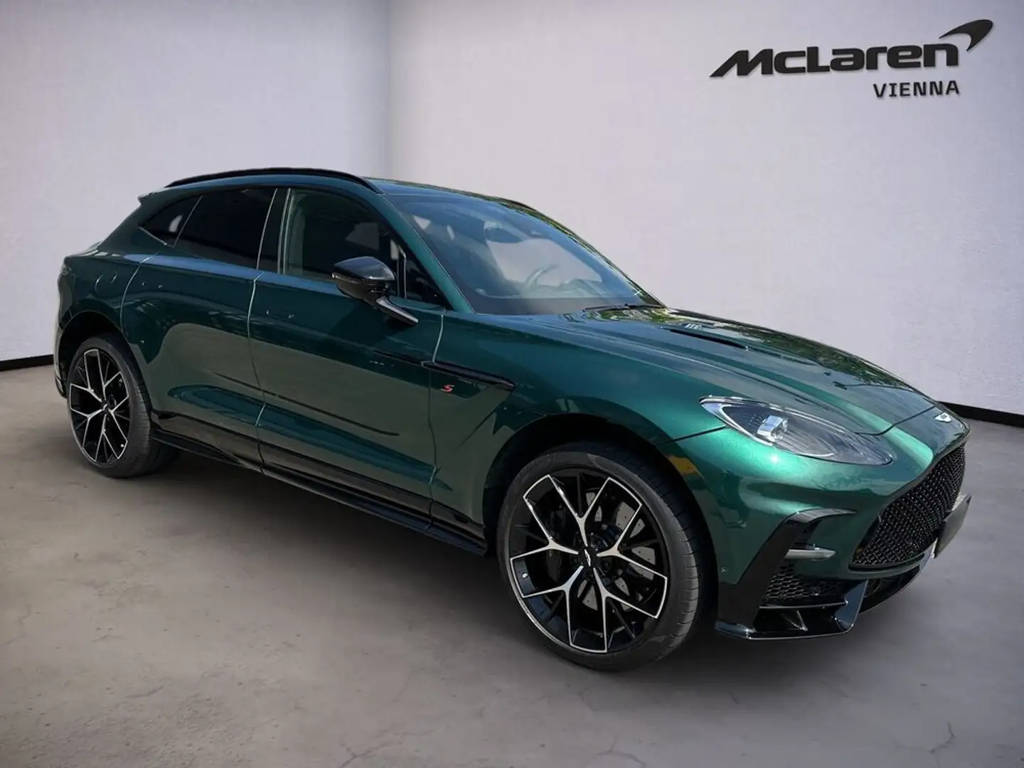 Aston Martin DBX S / Malachite Green / B&W Grün - 2