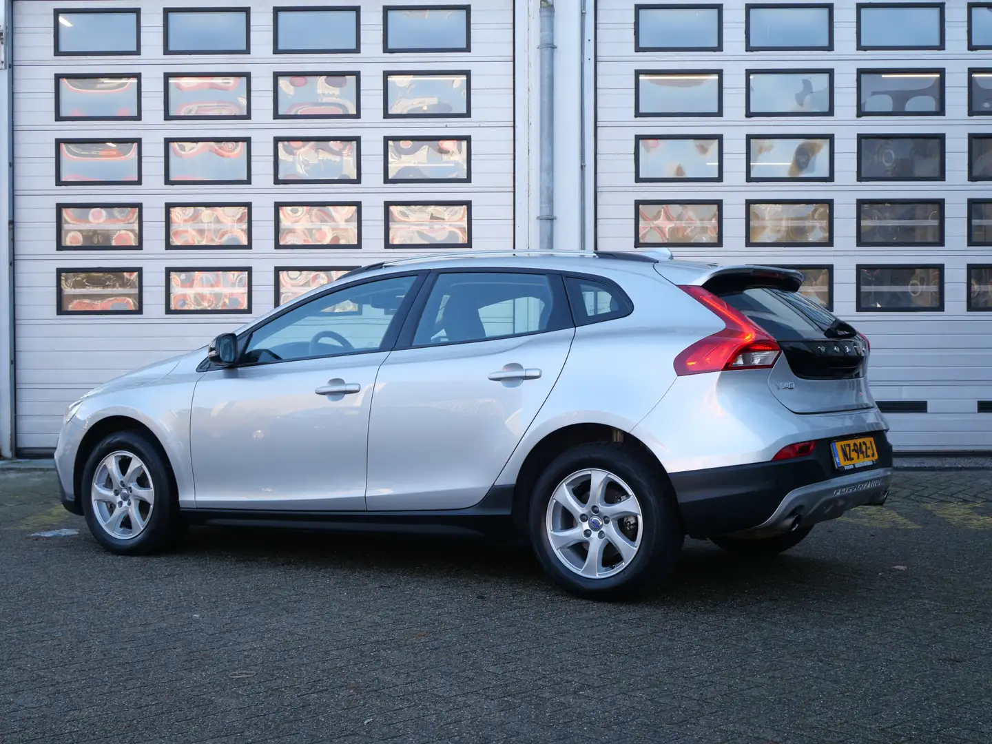 Volvo V40 Cross Country 2.0 T3 Nordic+ | BLIS | Adaptive | Navigatie Grau - 2
