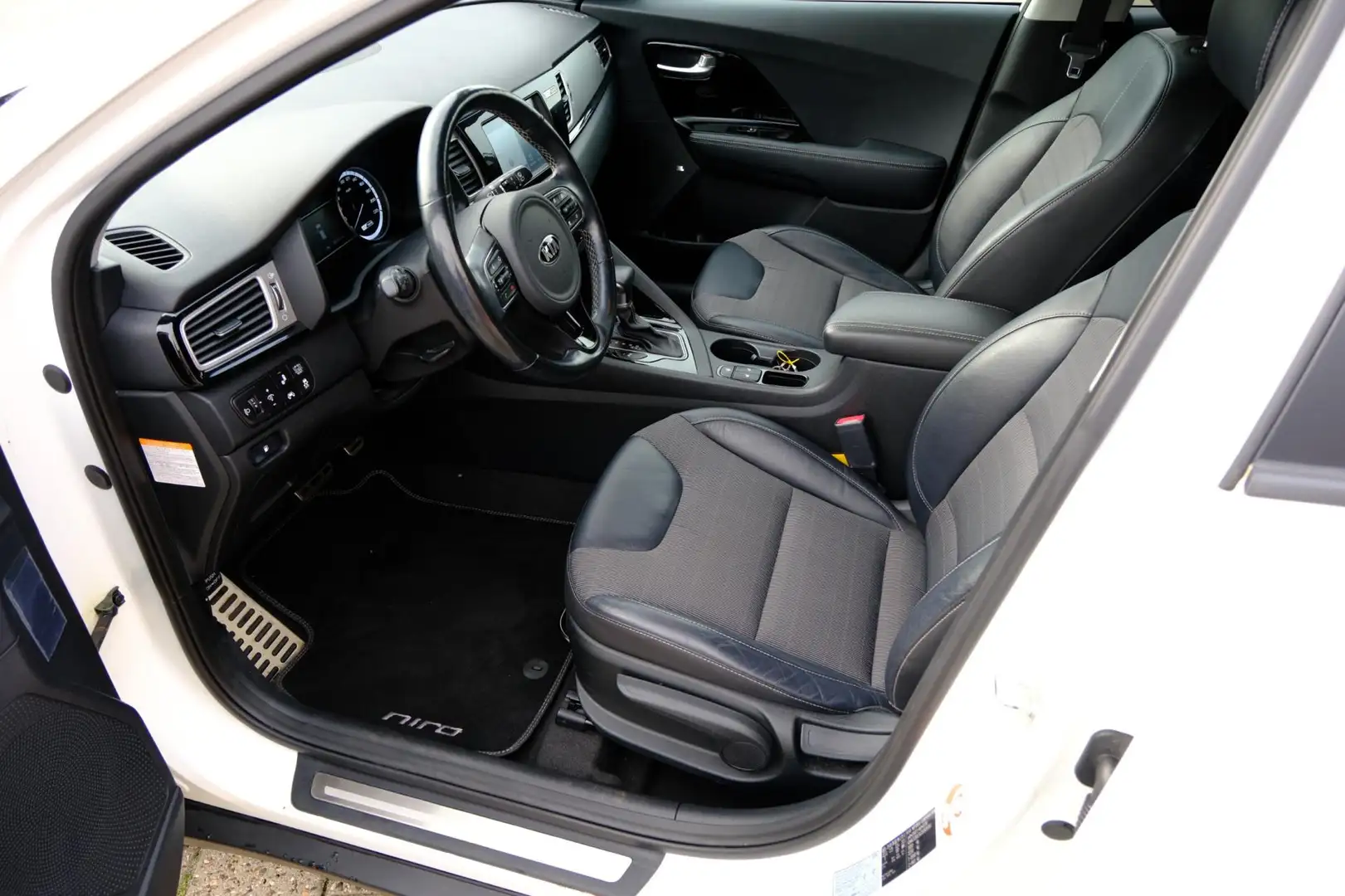 Kia Niro 1.6 GDi Hybrid ExecutiveLine Aut. Navi|Clima|Cam|L Wit - 2