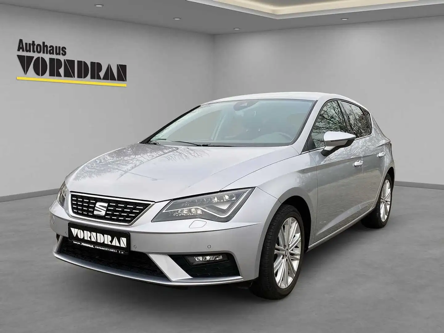 SEAT Leon 1.8 TSI Xcellence AHK Navi Klima PDC vo+hi Silber - 2
