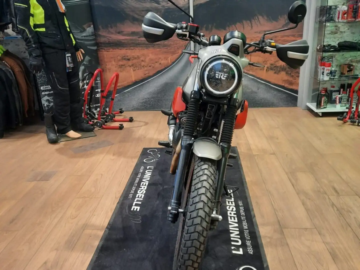 Royal Enfield Scram 411 HIMALAYAN Red - 1