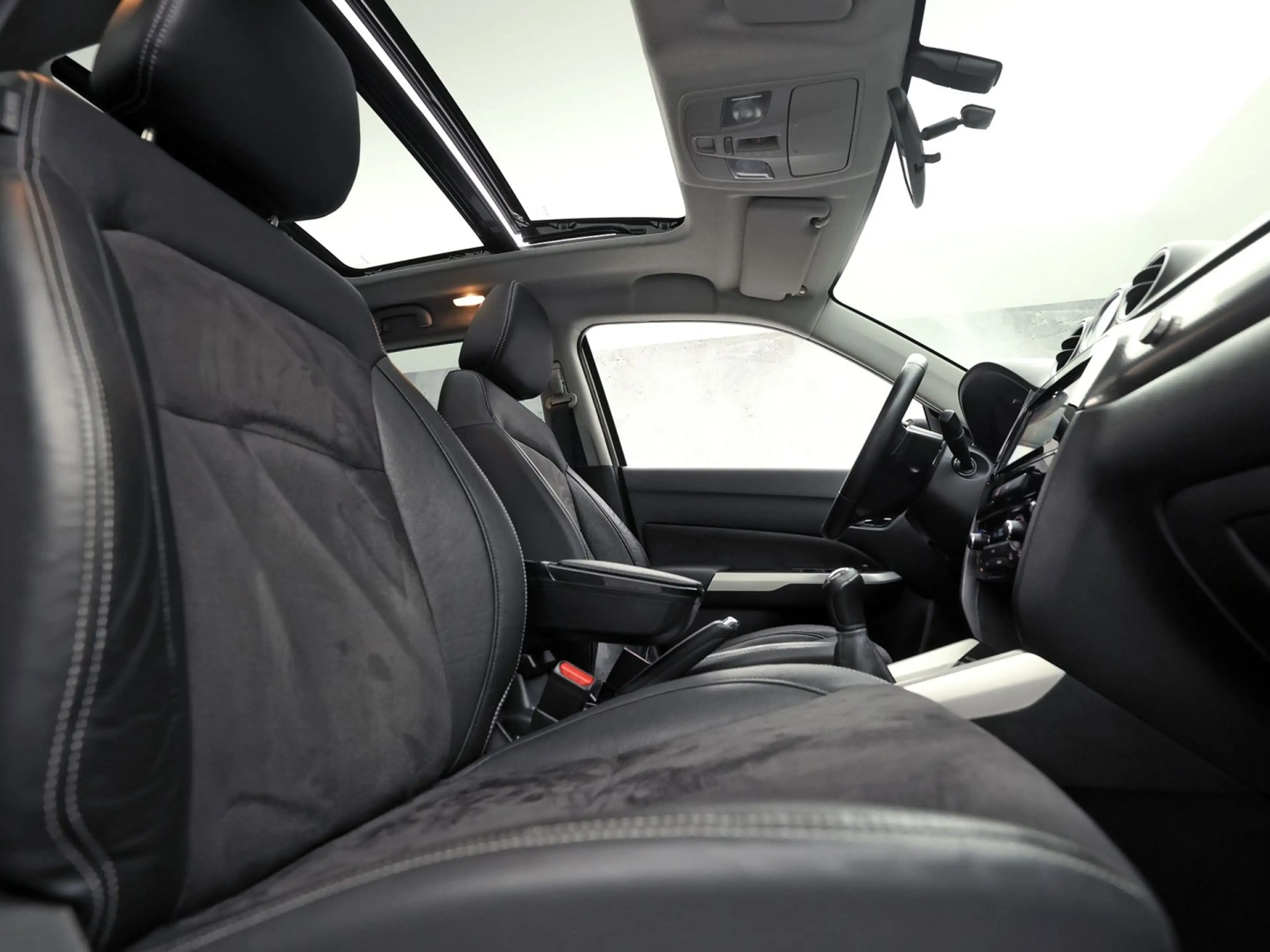 Suzuki Vitara 1.6 High Executive (PANORAMADAK, APPLE CARPLAY, NA — photo 8