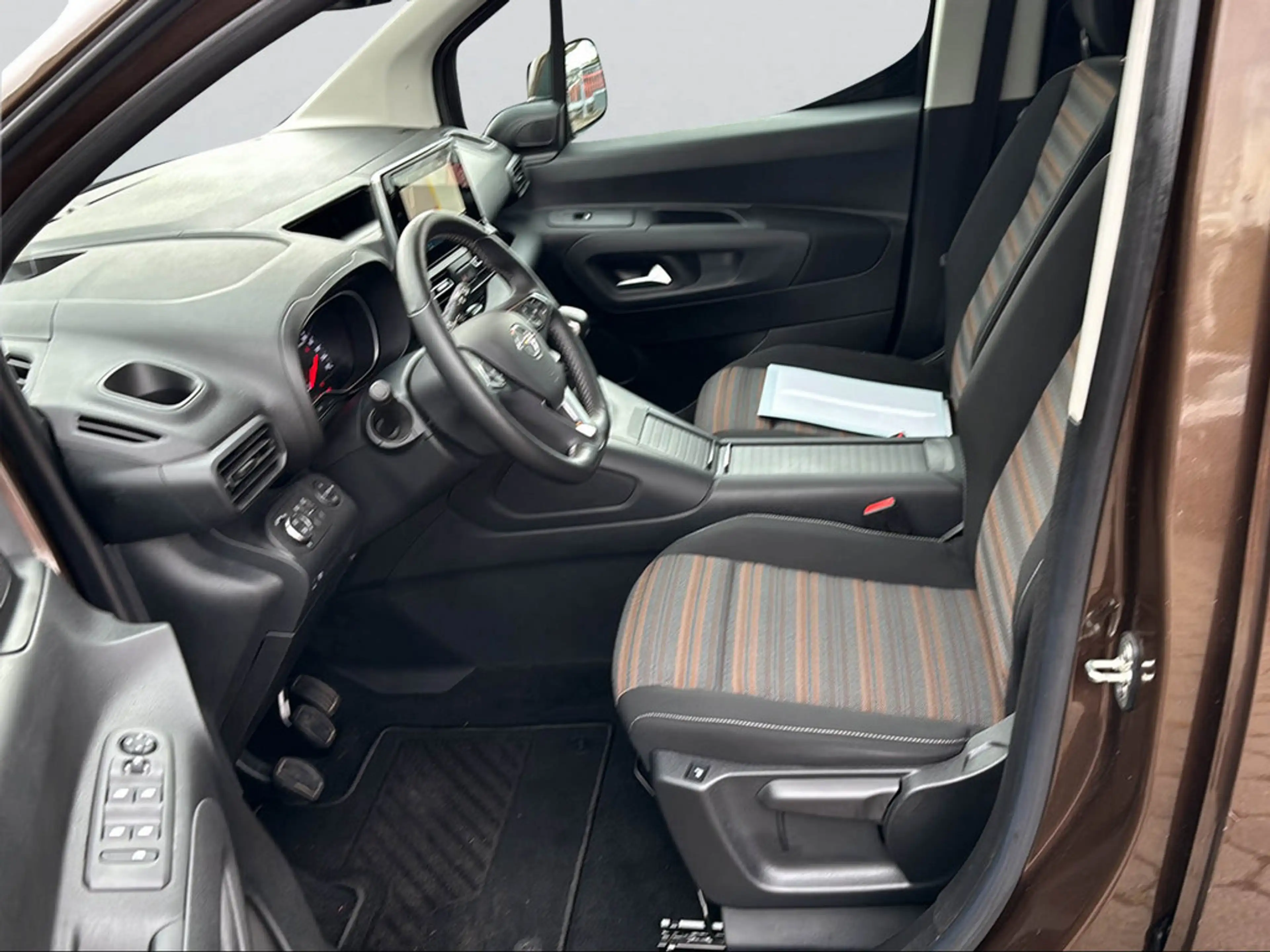 Opel Combo Life E 1.2 Innovation SHZ NAVI HUD PANO — photo 4