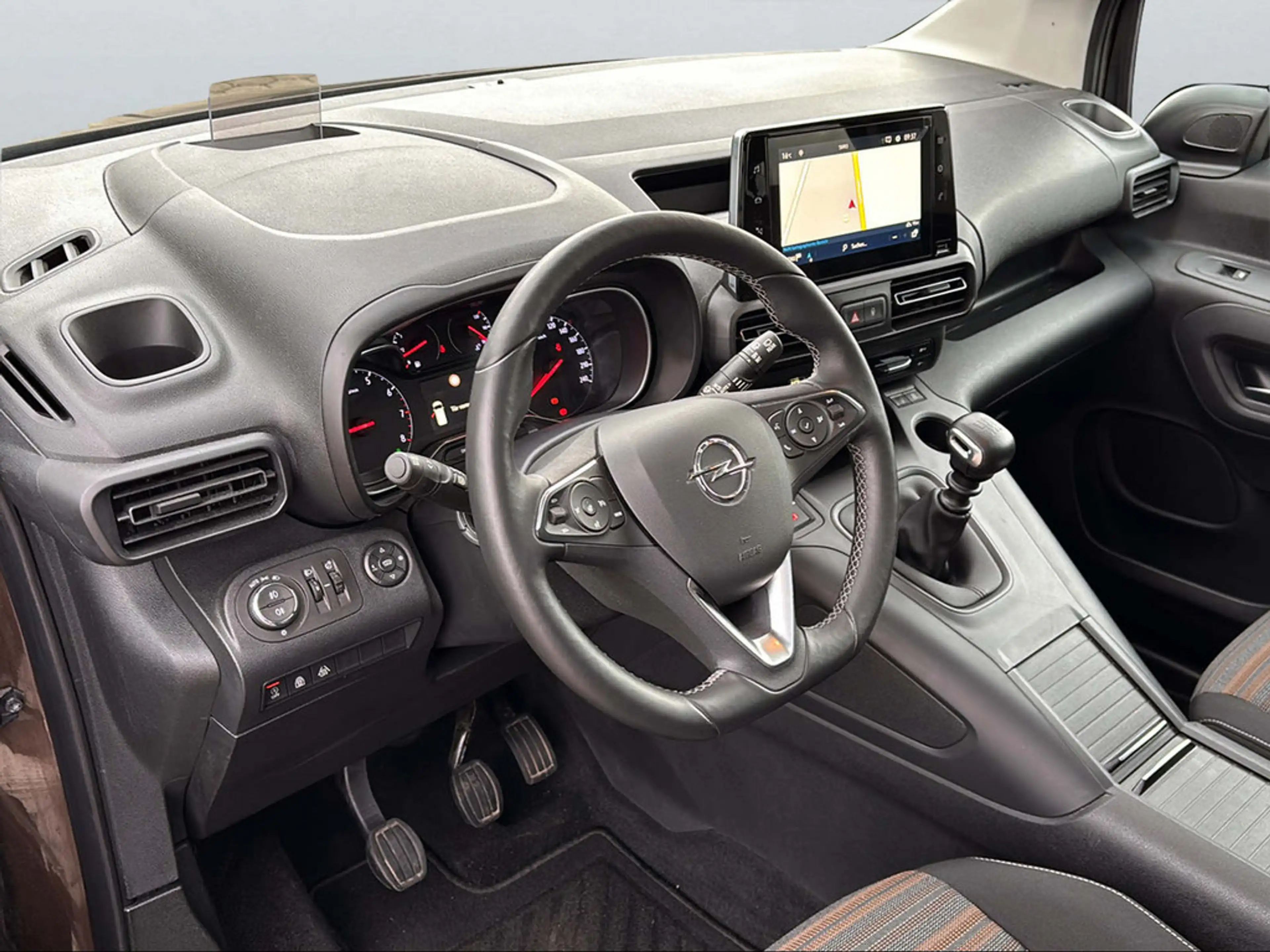 Opel Combo Life E 1.2 Innovation SHZ NAVI HUD PANO — photo 5