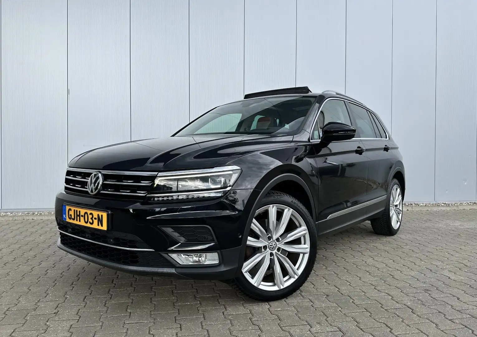 Volkswagen Tiguan 2.0 TSI 180PK 4Motion Highline | PANO | MEMORY | L Zwart - 1