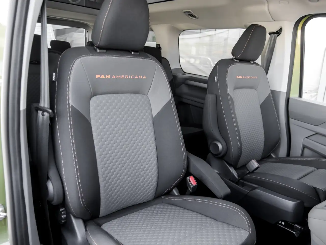Volkswagen T7 Caravelle e PanAmericana KR LED Navi AHK Pano Keyless 19" 6