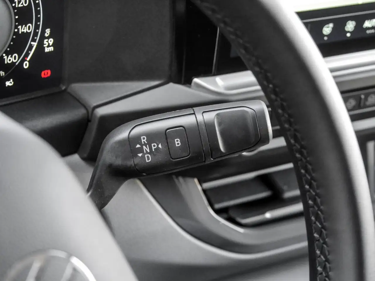 Volkswagen T7 Caravelle e PanAmericana KR LED Navi AHK Pano Keyless 19" 10