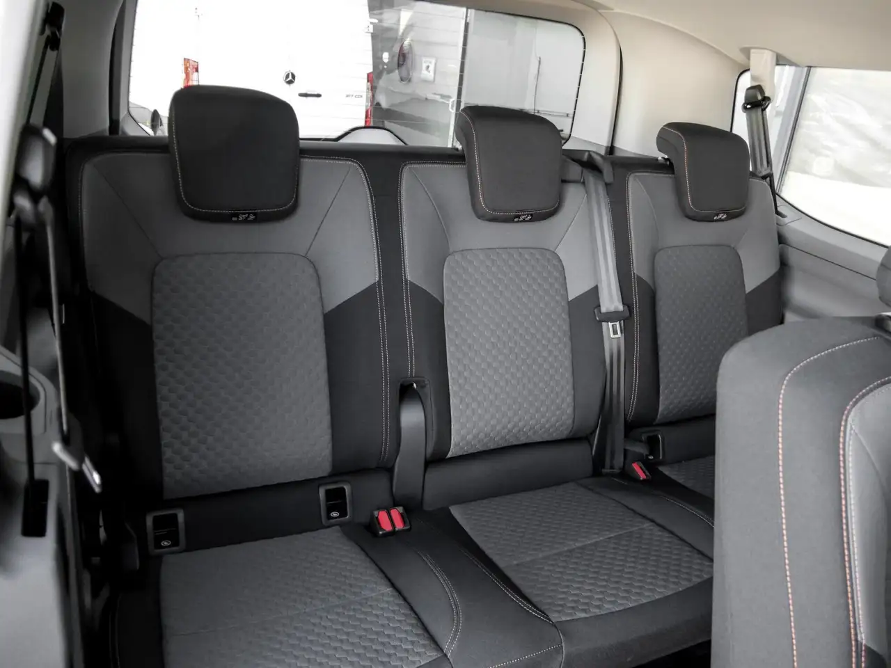 Volkswagen T7 Caravelle e PanAmericana KR LED Navi AHK Pano Keyless 19" 12