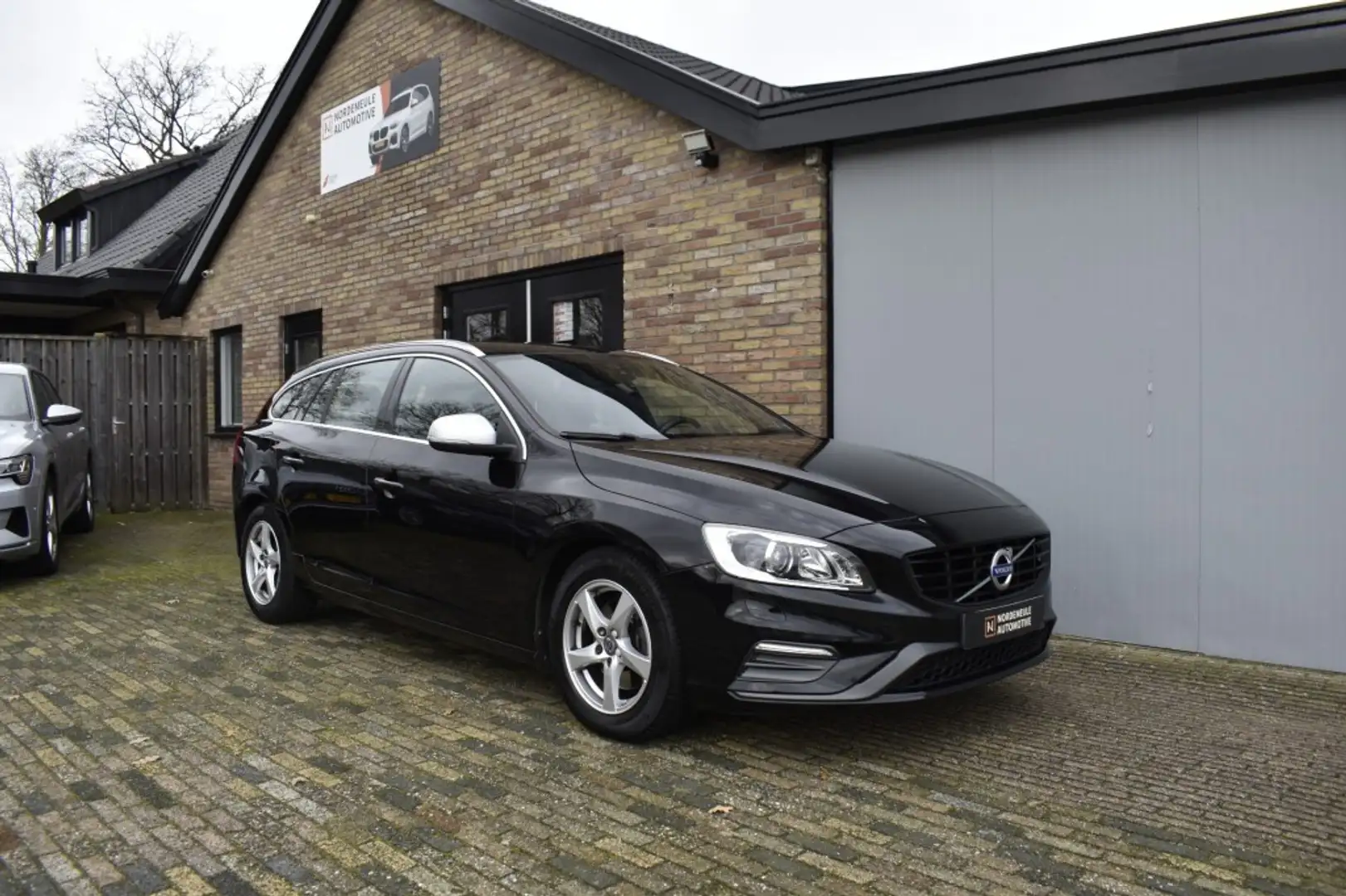 Volvo V60 2.0 D2 R-DESIGN BNS, Xenon, Leder, Navi Schwarz - 2