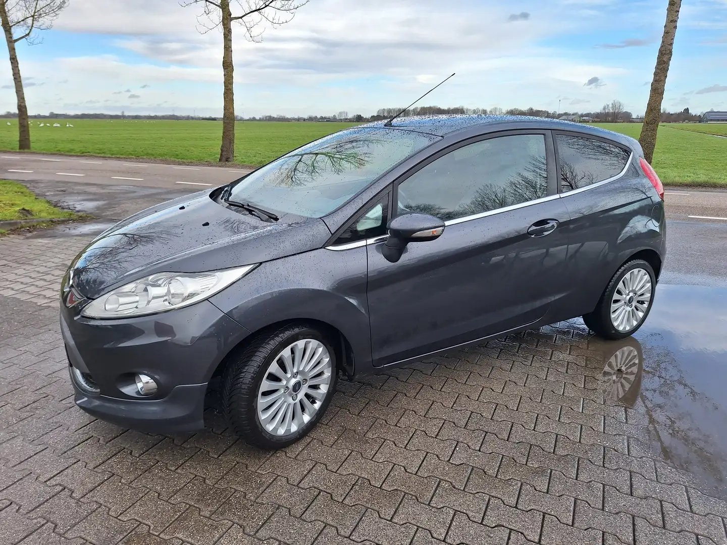 Ford Fiesta 1.4 Ghia Gris - 1