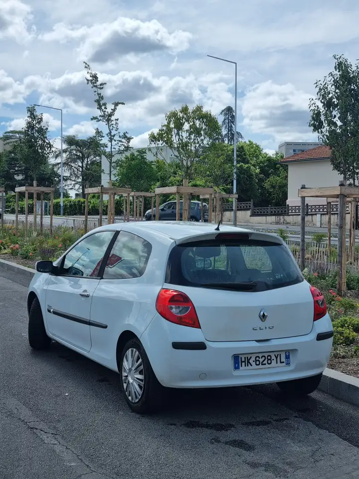 Renault Clio Citadine 3 portes — photo 2
